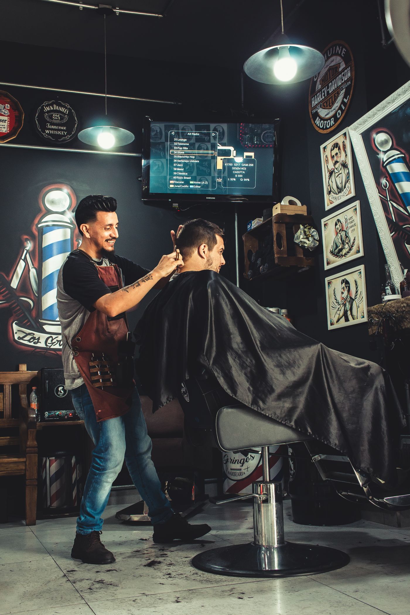 Barbero cortando el cabello a un cliente