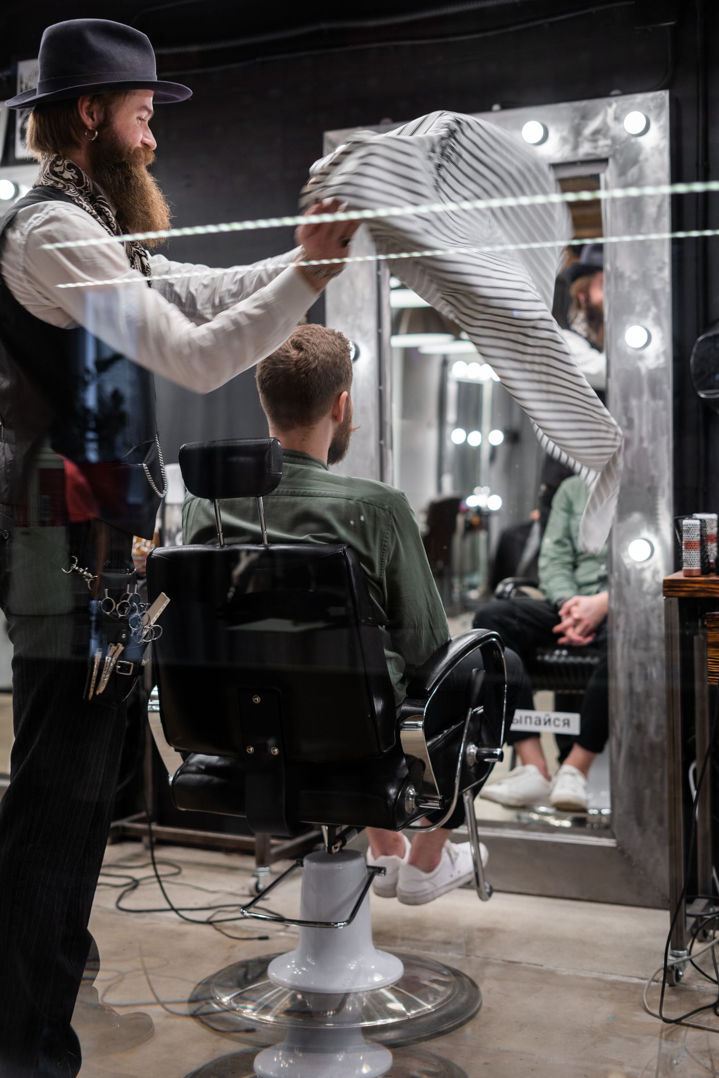 Barbero preparando a un cliente