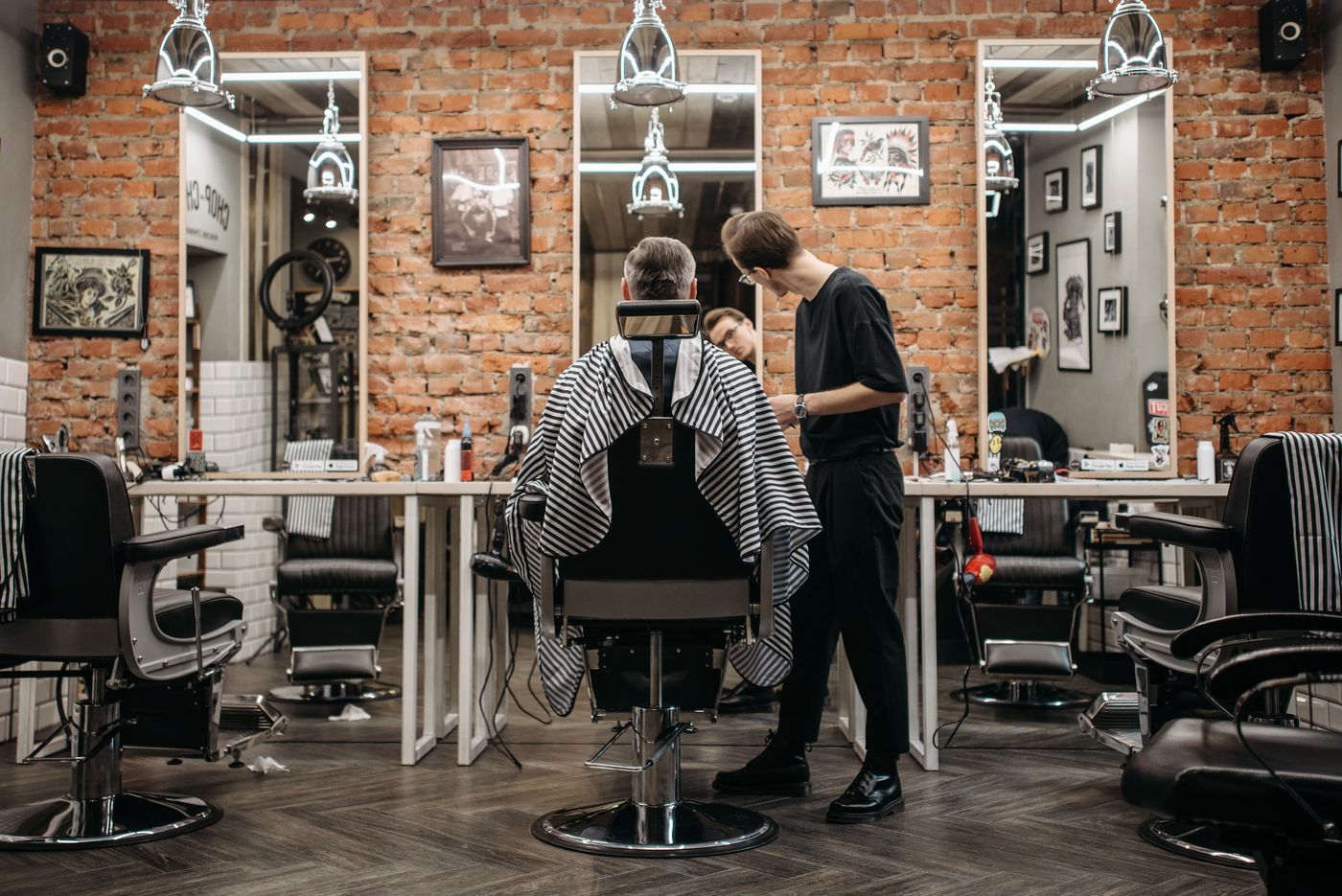Barbero atendiendo a un cliente